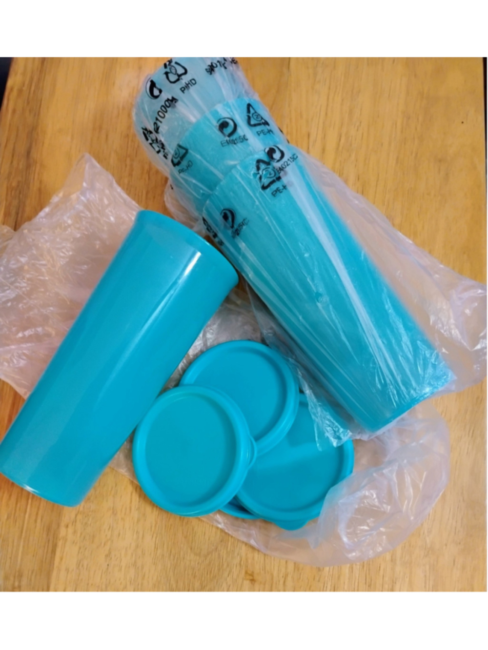 NWOT 4 - 16 Oz Tupperware Iced Tea Tumblers with Seals Aqua Blue Turquoise